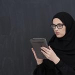 معلم علوم انسانی، مفسّر است.