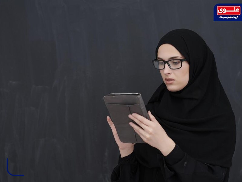 معلم علوم انسانی، مفسّر است.